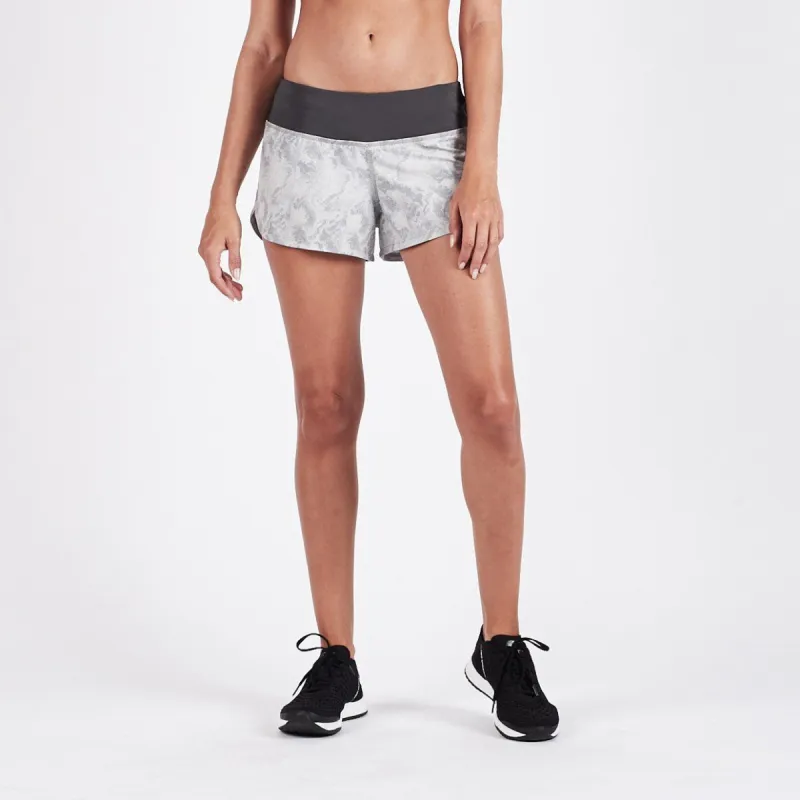 Omni Performance Short | Grey Dunes Texture sold by Vuori