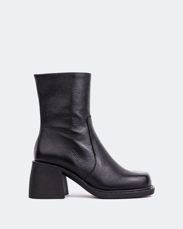Max Black Leather sold by L'Intervalle