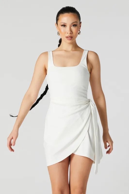Minirobe asymétrique à encolure carrée avec attaches latérales sold by Urban Planet