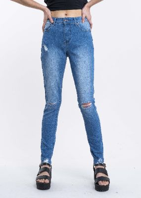 Jeans cintura media destrucción sold by Shasa