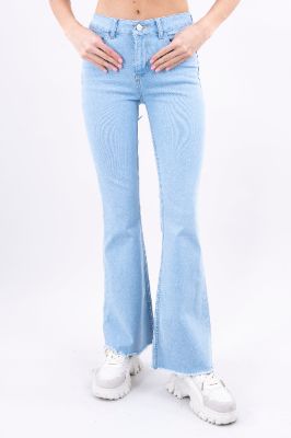 Jeans flare con corte en tobillos sold by Shasa
