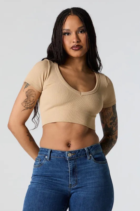 Haut court sans couture à manches courtes avec décolleté plongeant en V sold by Urban Planet