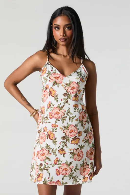 Minirobe fleurie en satin avec attache au dos et encolure en V sold by Urban Planet