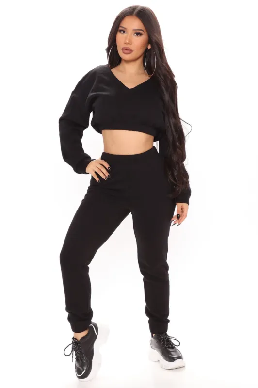 Turning Heads And Hearts Jogger Set - Black sold by Fashion Nova