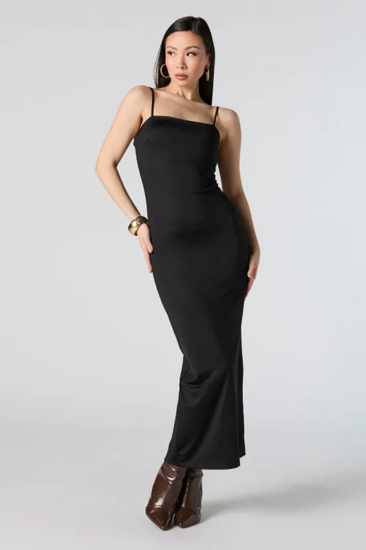 Robe midi profilée avec encolure carrée et fente arrière sold by Urban Planet