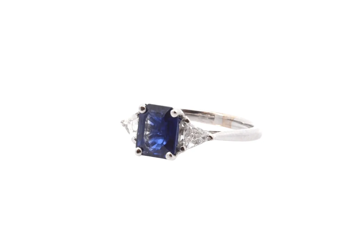 Bague d'occasion saphir et diamants triangles en or sold by 58 Facettes