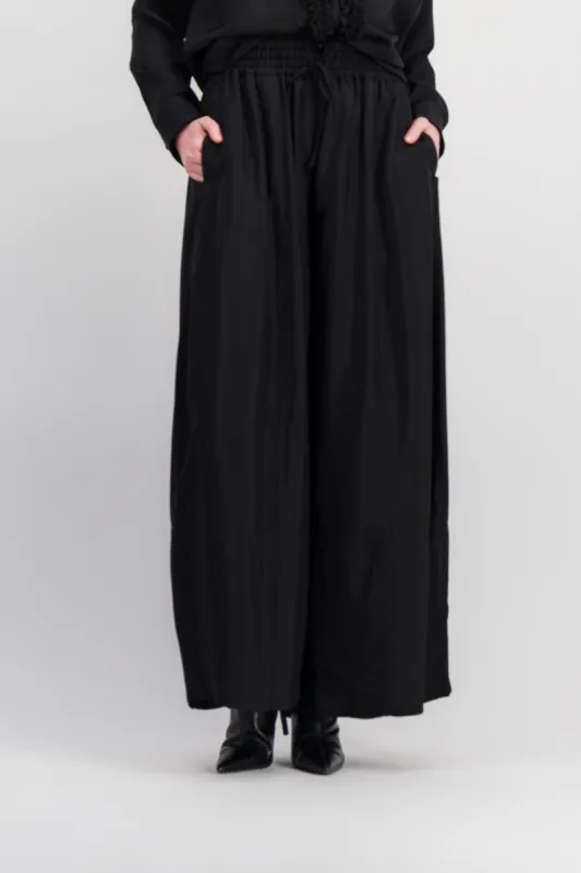 Extra wide leg pants in fluid washed viscose with drawstring wide belt sold by Renaisa