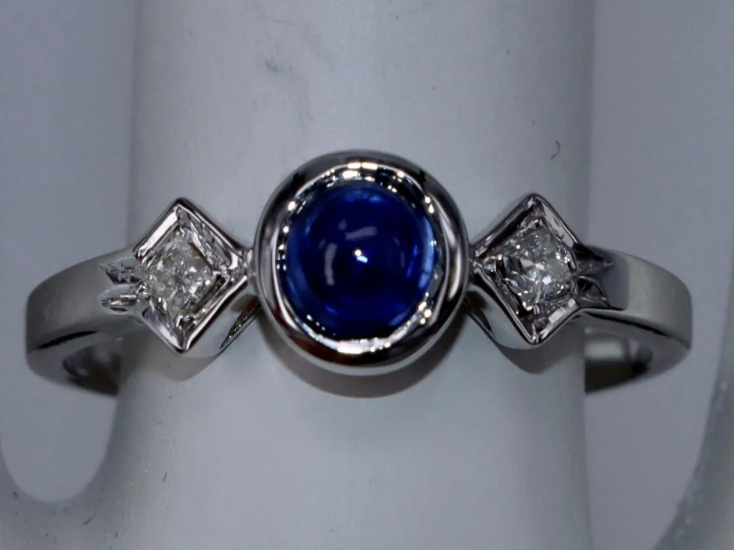 Cabochon Saphir Bleu et Diamants Or blanc sold by 58 Facettes