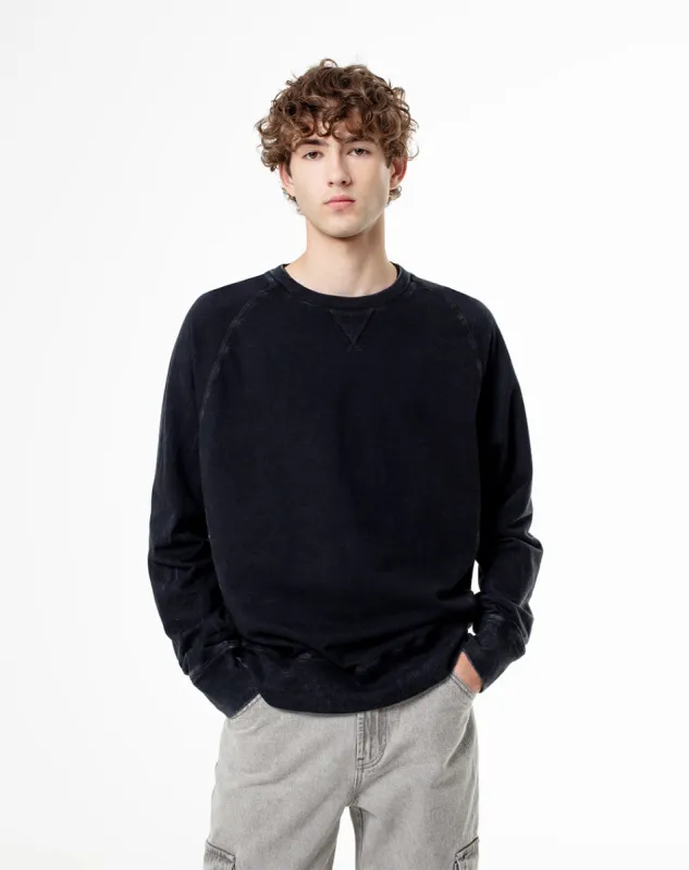 Buzo regular fit negro sold by Gef
