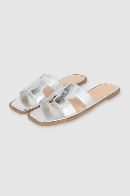 Sandalia greca metálica sold by Shasa