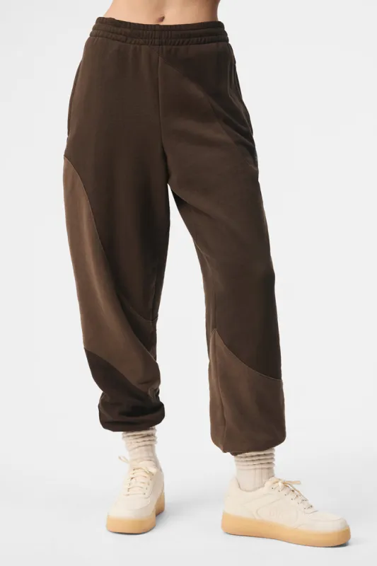 Make Waves Sweatpant - Espresso Tonal sold by Alo Yoga