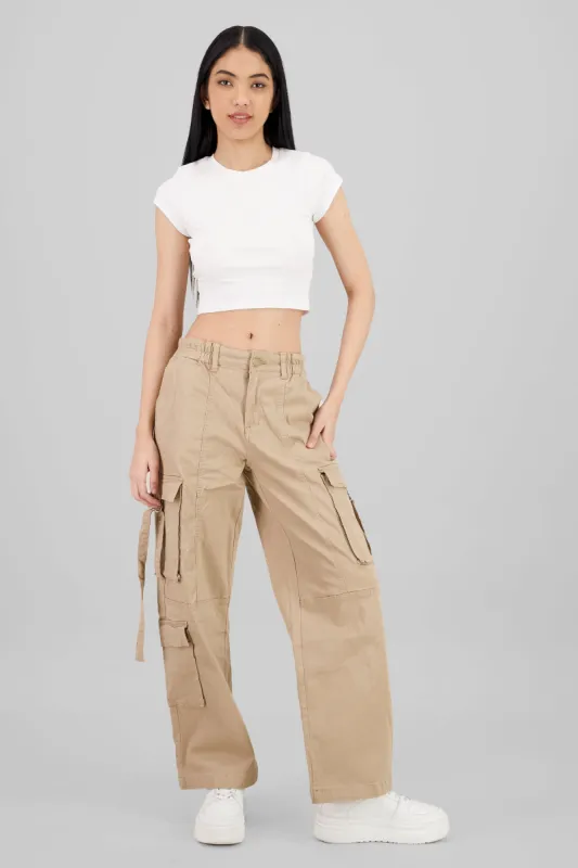 Pantalón cargo con jaretas sold by Shasa