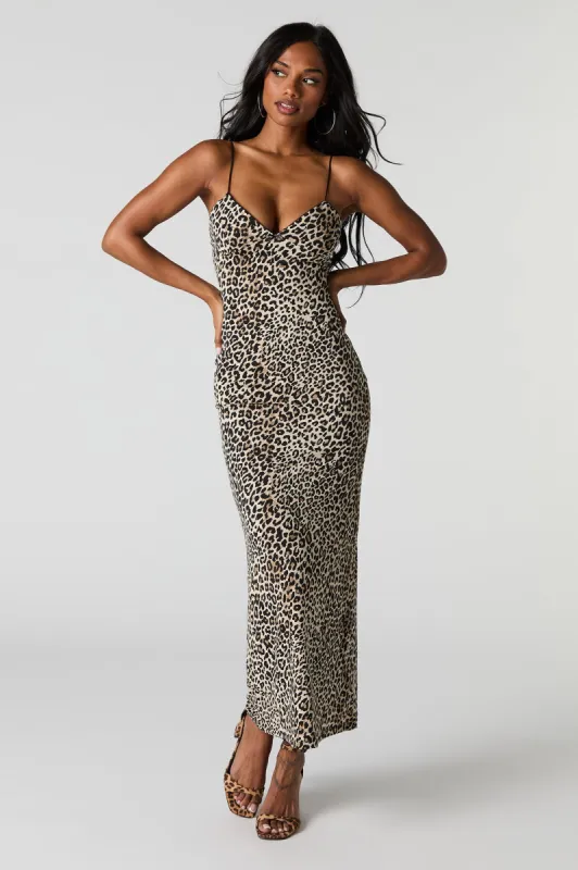 Robe midi profilée avec liséré de dentelle et encolure en V sold by Urban Planet