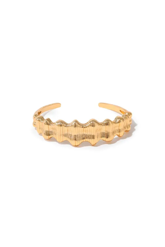 Metallisk uregelmæssig bølgeform åben design armbånd sold by Micas