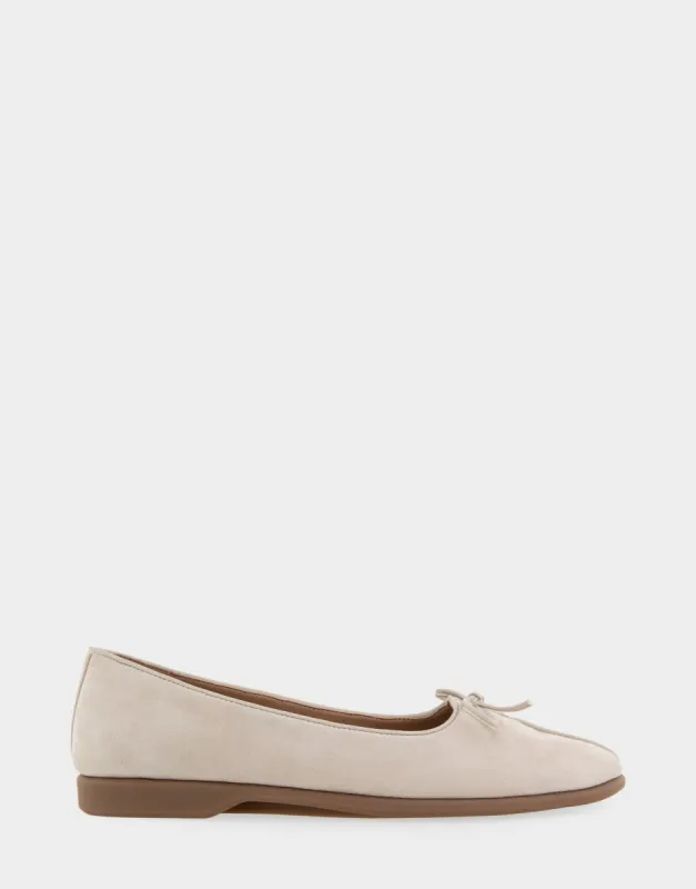 Novia sold by AEROSOLES