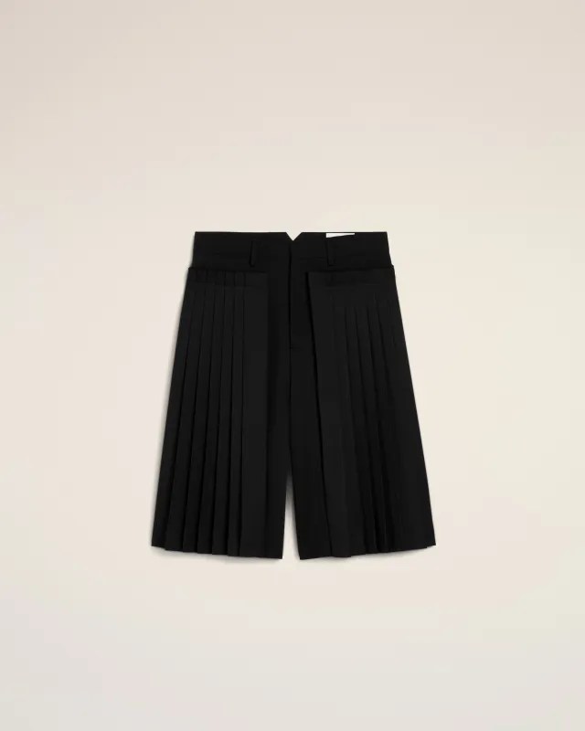 Bermuda Noir Plisse En Laine sold by Ami