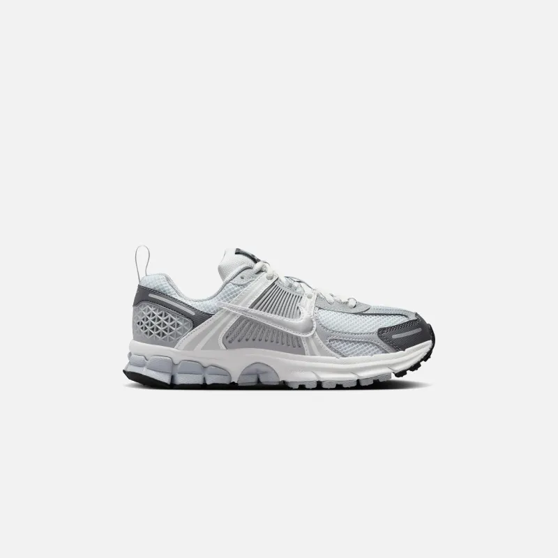 Nike GS Zoom Vomero 5 - Pure Platinum / Metallic Silver / Summit White / Dark Grey sold by Kith