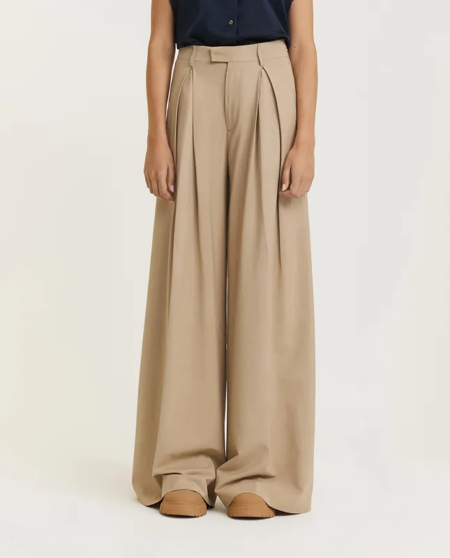 Wijde Geplooide Broek  - Lichtbruin sold by Pauw Amsterdam