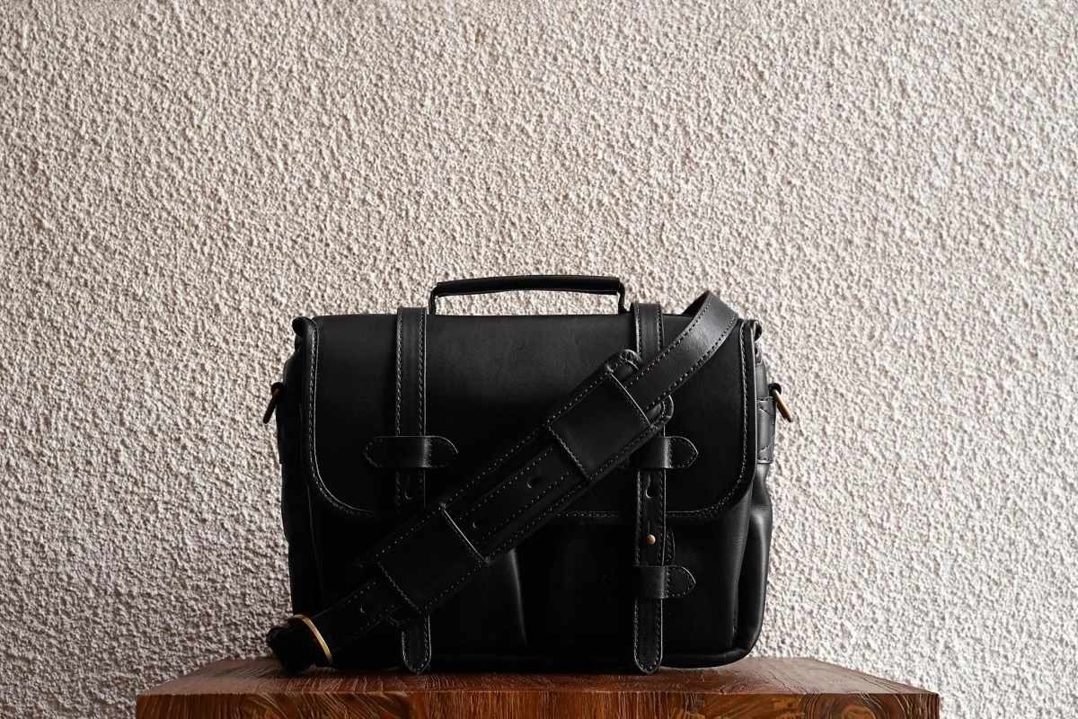 Rana 11/Black sold by Cravar