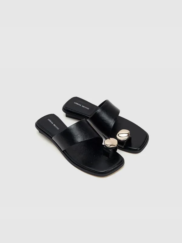 Slippers sold by Urban Revivo