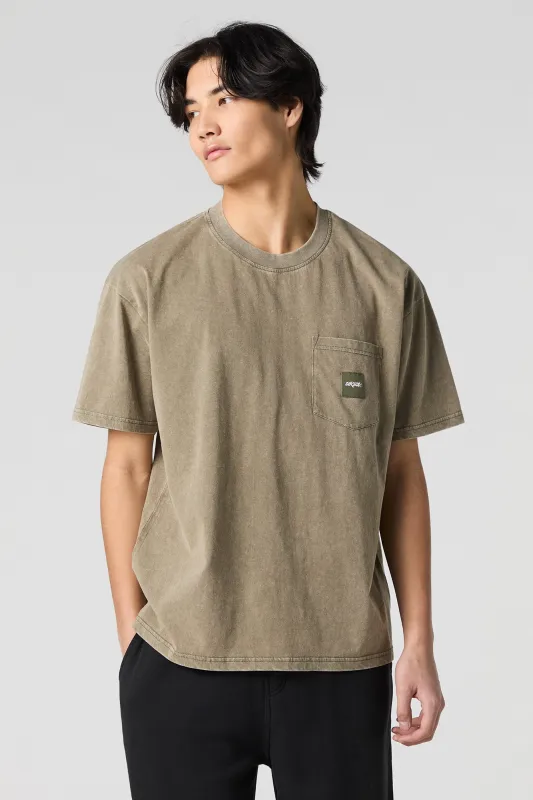 T-shirt délavé avec poche plaquée à imprimé URBN sold by Urban Planet