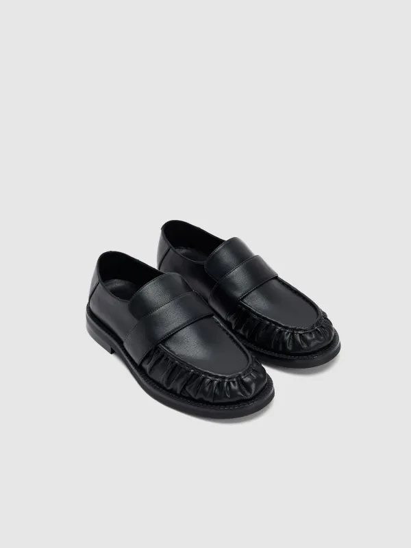 Pumps sold by Urban Revivo