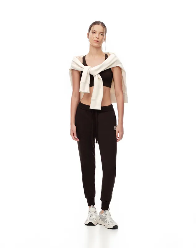 Jogger slim fit tiro medio chocolate sold by Gef