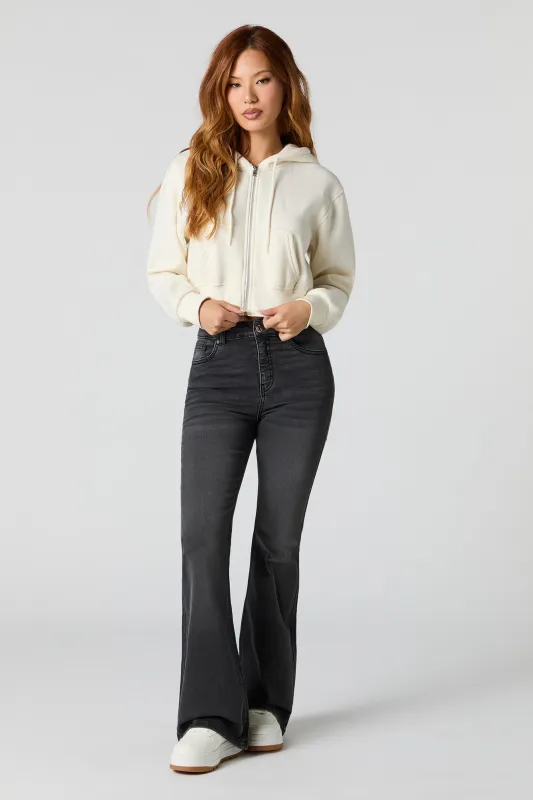 Jean extensible à taille haute et jambe évasée lavé noir sold by Urban Planet